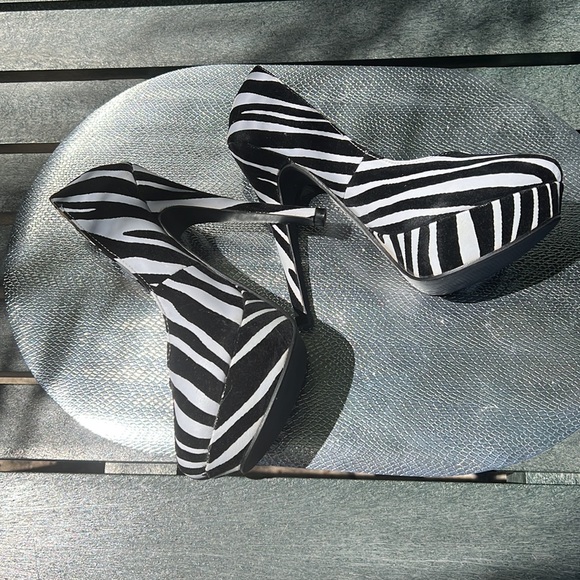Size 7 Zebra platform pumps… so comfortable! Can wear to any occasion…. - Picture 10 of 17